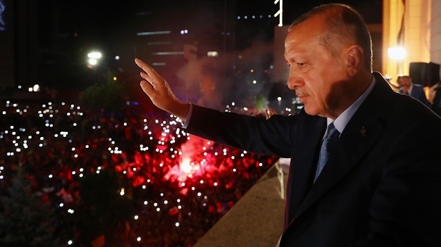 Cumhurbaşkanı Erdoğan, seçimdeki zaferinin kesinleşmesinin ardından AK Parti Genel Merkezi önünde balkon konuşması yaptı. 