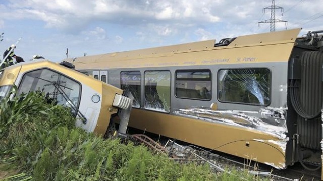 Avusturya'da 80 kişilik tren raydan çıktı