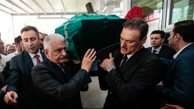 Mustafa Özalan’ın cenazesini Başbakan Yıldırım ve Alpay Özalan birlikte taşıdı.