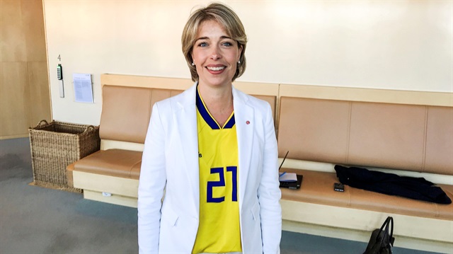 İsveç Sosyal Hizmetler ve Spor Bakanı Annika Strandhall, 2018 FIFA Dünya Kupası'ndaki Almanya mağlubiyeti sonrası ölüm tehditlerine ve ırkçı saldırılara maruz kalan Türk asıllı İsveçli milli futbolcu Jimmy Durmaz'ın formasıyla meclise gitti.