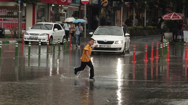 İstanbul'da sabah saatlerinden itibaren sağanak yağışlar etkili oluyor. 