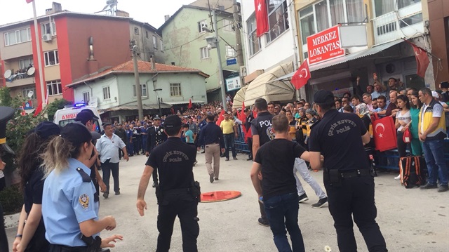 Kahramanmaraş'taki şehit cenazesinde vatandaşlar CHP çelengini parçaladı.