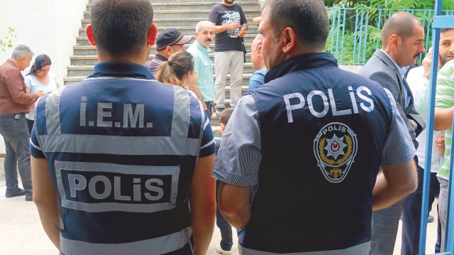 Seçim boyunca yurt genelinde seçmenin oylarını verdiği yerlerde 264 bin 526 polis görev aldı.