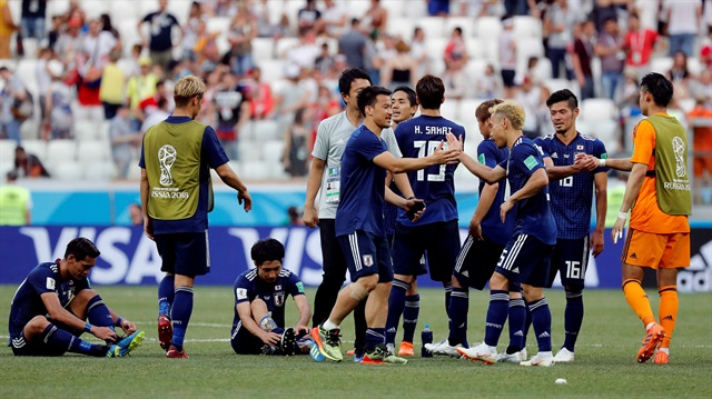 Japon futbolcuların bir üst tur sevinci.