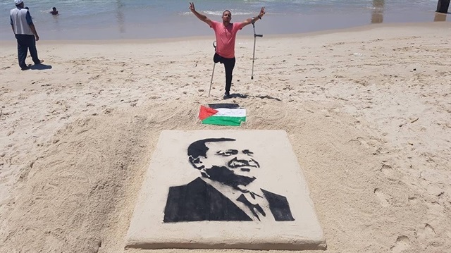 Filistinli gazi Erdoğan’ın resmini Gazze sahiline çizdi