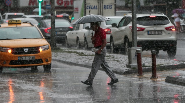 İstanbul ve İzmir'de sağanak yağış bekleniyor. 