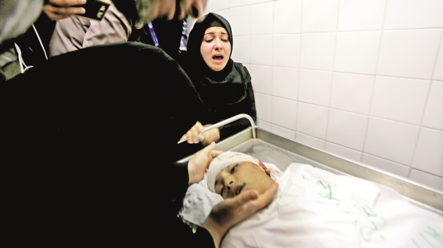 13 yaşındaki şehit Yasir’in annesi oğlunun cansız bedeninin başında gözyaşı döktü.
