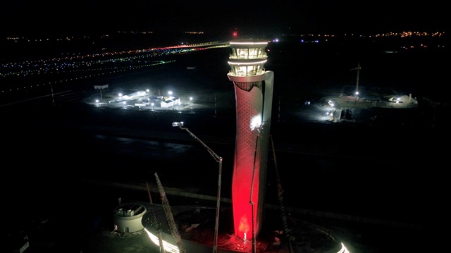 İstanbul yeni havalimanının ödüllü kulesi Türk bayrağı renklerinde ışıklandırıldı. 
