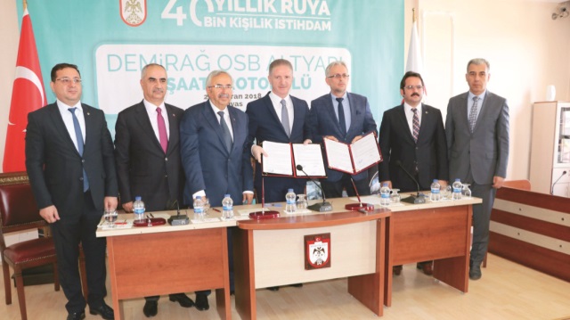 Sivas Valisi Davut Gül, Demirağ OSB'nin altyapısını gerçekleştirecek şirket sorumlusu Tuğrul Çelik ile protokol imzaladı.