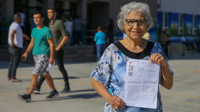 80 yaşındaki Hasbiye Candemir, üniversite sınavına girdiği için mutlu. 
