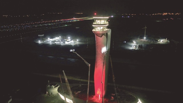 İstanbul Yeni Havalimanı’nda hava kontrol kulesi Türk bayrağı renklerine büründü