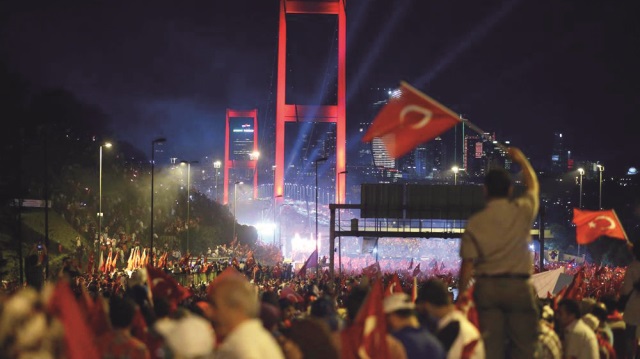 ‘Demokrasi nöbetleri’nde olduğu gibi meydanların yine dolması bekleniyor.