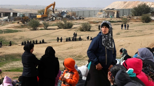 İsrail, Filistinlilere ait köylerin mülklerini 'ruhsatsız' olduğu gerekçesiyle yıkıyor