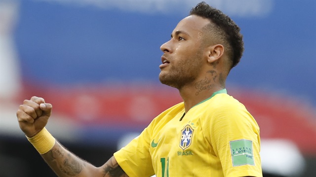 Neymar, Brezilya ile Dünya Kupası'nda çeyrek finale yükseldi.