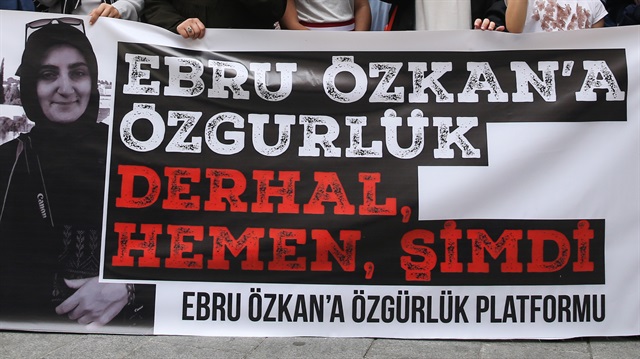 İsrail'in hukuksuz bir şekilde gözaltında tuttuğu Ebru Özkan'ın serbest bırakılması için Taksim'de eylem düzenlendi. 
