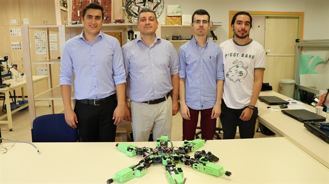 طلاب أتراك يطورون روبوتاً بإمكانه تنفيذ مهام عسكرية بالأراضي القاحلة