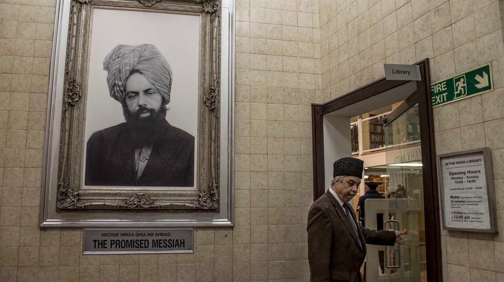 Ahmedilerin dünyanın pek çok yerinde okulları, camileri ve hastaneleri bulunuyor.