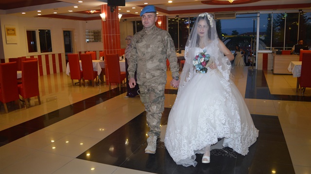 Uzman Çavuş Mehmet İlhan Gür, düğününde damatlık yerine askeri üniformasını giydi.