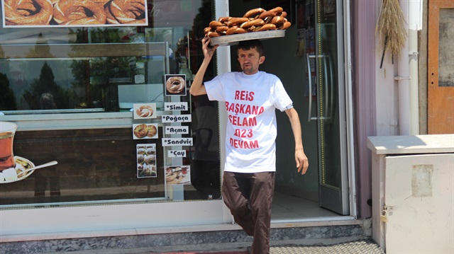 Simitçi Erkan Ayhan'ın 'Reis Başkana selam 2023'e devam' yazılı tişörtü dikkatl çekti.