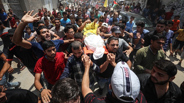 Arşiv: ABD'nin Kudüs'teki elçilik açılışının yapıldığı 14 Mayıs'ta, Gazze sınırındaki gösterilerde İsrail askerleri tarafından vurularak yaralanan ve şehit olan 16 yaşındaki Filistinli genç Mahmud Macid Garbali için Gazze'de cenaze töreni düzenlemişti.