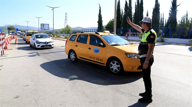 Polisler, 'Uber' taşımacılığı yapan sürücülere yönelik uygulama gerçekleştirdi.