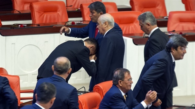 ​İYİ Parti İstanbul Milletvekili Hayati Arkaz, MHP Genel Başkanı Devlet Bahçeli’nin elini öptü.