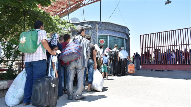 Suriyelilerin Öncüpınar Gümrük Kapısı'ndan Türkiye'ye dönüşleri devam ediyor.