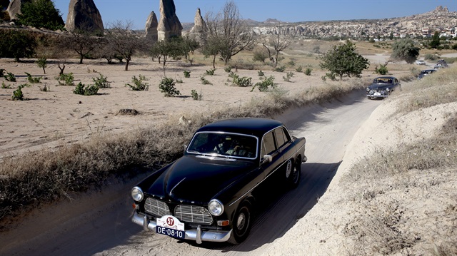 موكب "سيارات كلاسيكية على طريق الحرير" يصل كبادوكيا التركية