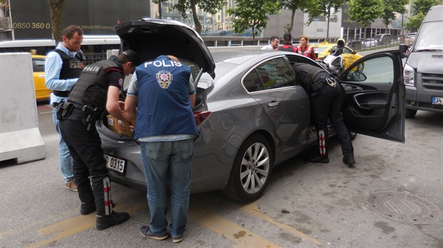 Şişli'deki asayiş uygulamasına çok sayıda polis katılırken, ilçe genelindeki kimi araçlar da durdurulup arandı.