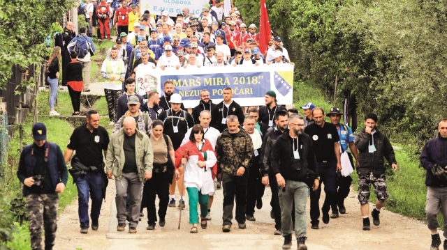 Halk arasında “ölüm yolu” olarak da bilinen yürüyüşe katılan 6 binden fazla kişi sabah saatlerinde Bosna Hersek’in orta kesimlerindeki Nezuk kasabasında toplanarak Srebrenitsa’ya hareket etti.