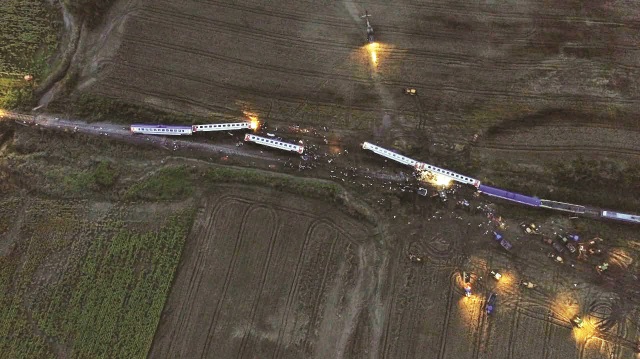  Uzunköprü-Halkalı seferini yapan yolcu treni, Çorlu yakınlarında raydan çıkıp devrildi. 