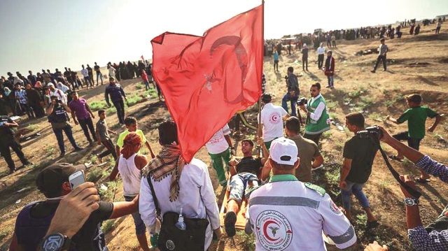 İşgalci İsrail askerleri, Büyük Dönüş Yürüyüşü protestoları kapsamında Gazze'nin İsrail sınırında Türk bayrağı taşıyan Filistinli bir genci de ayağından vurmuştu.