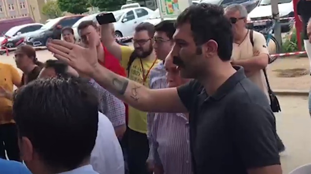 HDP'li vekil Atay kendisine tepki gösteren vatandaşların üzerine yürüdü. 
