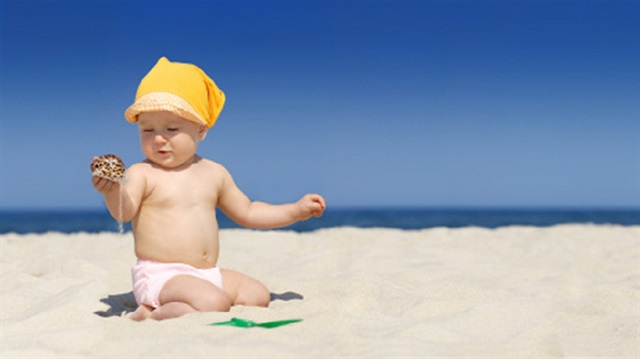 Çocuğunuza güneşe çıkartmadan 20 dakika önce en az 30 faktör UV koruyucu krem sürün.