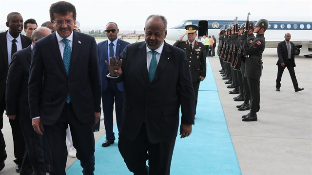 Cumhurbaşkanı Erdoğan'ın yemin töreni için Ankara'ya gelen Cibuti Cumhurbaşkanı İsmail Ömer Guelleh, havaalanında 'Rabia' işareti yaptı.