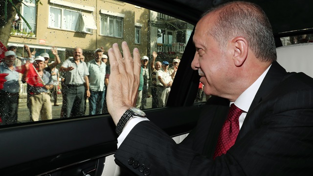 Cumhurbaşkanı Erdoğan TBMM önüne kendisini tebrik eden vatandaşları selamladı. 