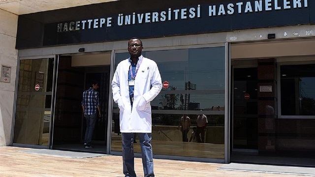 Gambiyalı doktor Jaiteh, Hacettepe Üniversitesi Tıp Fakültesi Hastanesinde görev yapıyor.
