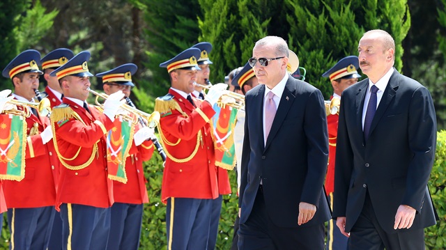 أثناء مراسيم الترحيب بالرئيس التركي أردوغان في العاصمة باكو
