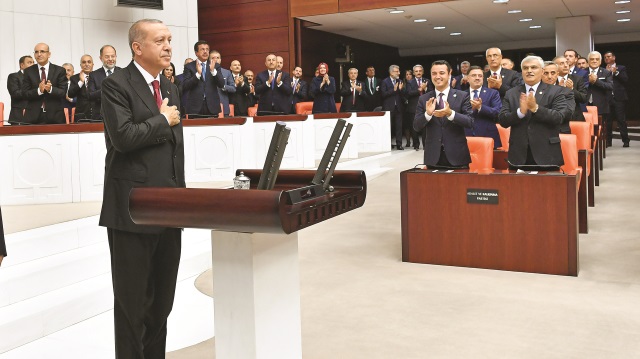Cumhurbaşkanı Erdoğan'ı TBMM Genel Kurulu'na girişinden çıkışına kadar milletvekilleri ve protokol ayakta alkışladı.