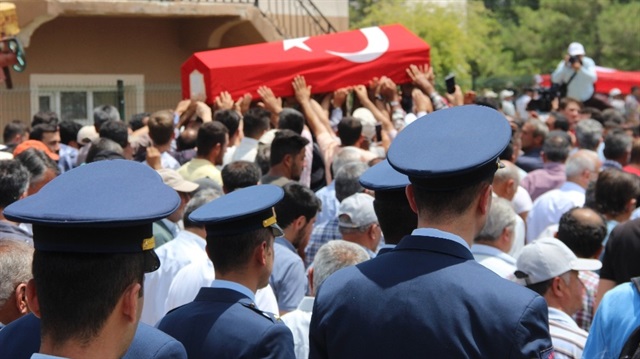 Şehit Jandarma Uzman Çavuş Ali Cevizci’nin cenazesi dualarla mahalle mezarlığına götürüldü.