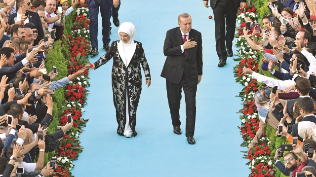 Başkan Erdoğan ile eşi Emine Erdoğan, Külliye’deki törende vatandaşların arasından geçerek yerlerini aldı.