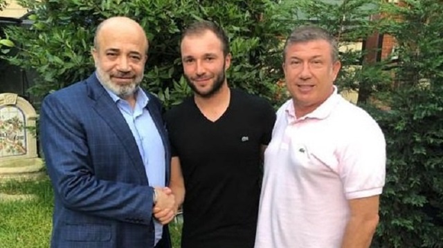 Adana Demirspor Başkanı Murat Sancak ve kulübün sportif direktörü Tanju Çolak, yeni transfer Murat Akın ile poz verdi.