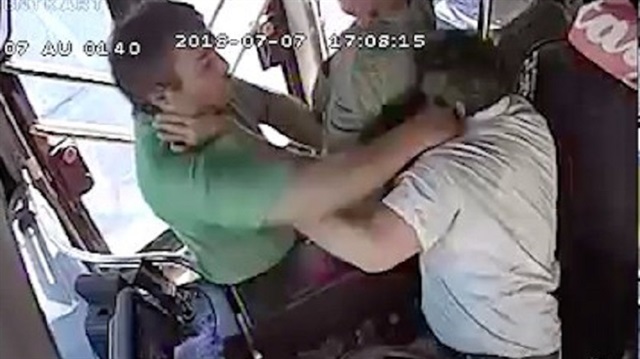 Seyir halindeki halk otobüsünün şoförüne yolcudan yumruklu saldırı
