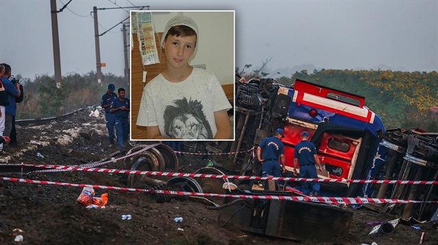 11 yaşındaki Emir'in tren kazasının ardından camları çekiçle kırdığı ve tahliyeleri kolaylaştırdığı ortaya çıktı.