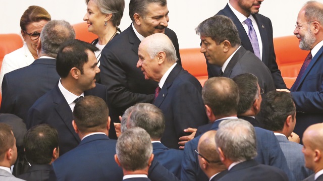 Devlet Bahçeli yeni bakanları tebrik etti.