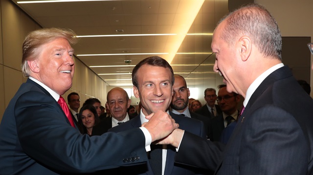 Başkan Erdoğan ile Donald Trump el sıkıştı. Karede Fransa Cumhurbaşkanı Macron yer aldı.