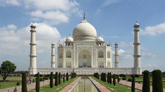 Dünyanın yedi harikasından biri olan Agra kentindeki anıt mezar Tac Mahal'de yer alan mescitte şehir dışından gelenlerin cuma namazı kılmaları yasaklandı.