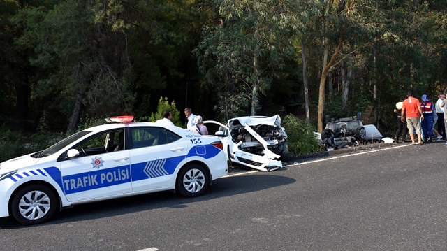 Muğla'da otomobil radar aracına çarptı