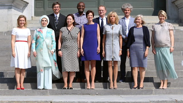 Türkiye Cumhurbaşkanı Recep Tayyip Erdoğan'ın eşi Emine Erdoğan, ülke liderlerinin eşleriyle fotoğraf çektirdi.