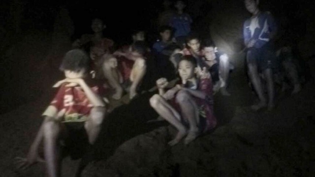 Tayland'da 12 futbolcu çocuk ve antrenörleri, mağarada mahsur kaldı... 